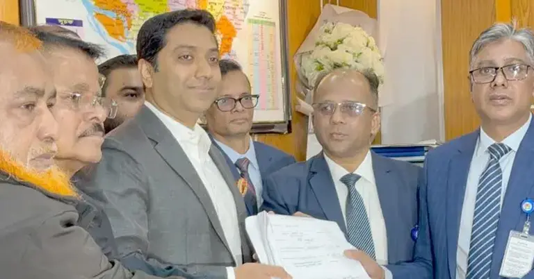 ঢাকা-১৩ আসনে মনোনয়ন জমা দিয়েছেন ববি হাজ্জাজ